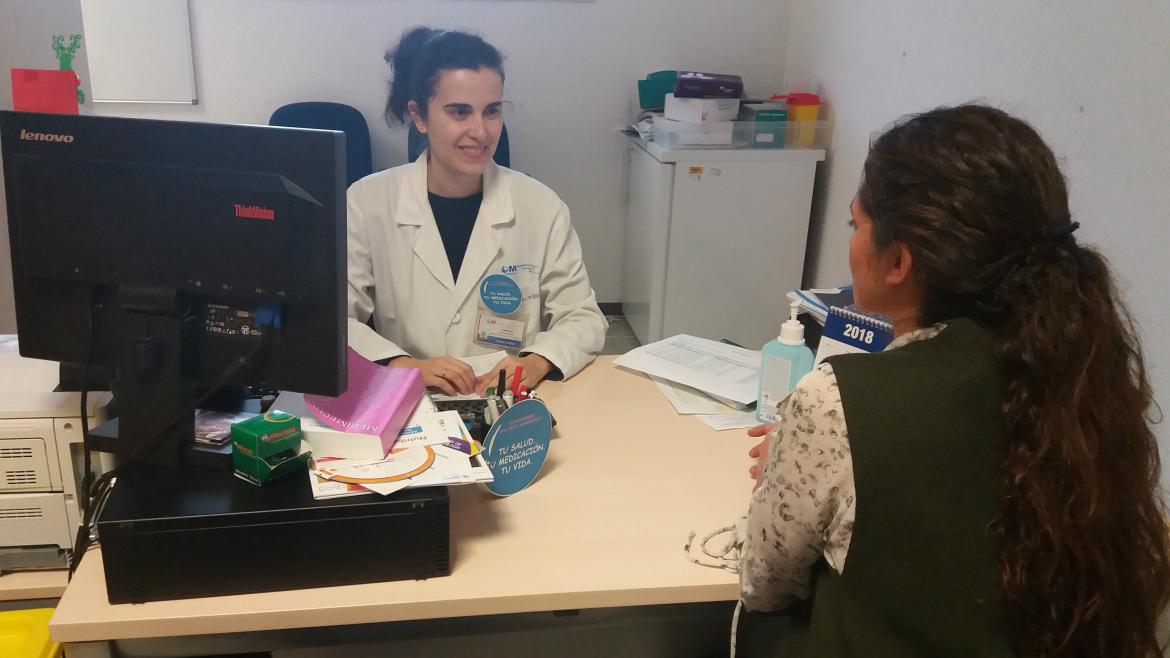 Doctora atiende en consulta