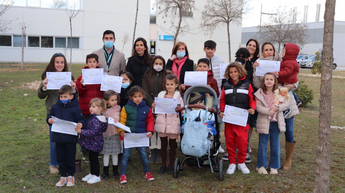 Los 15 niños que plantaron los árboles en homenaje a los 15 años del Hospital Universitario del Tajo