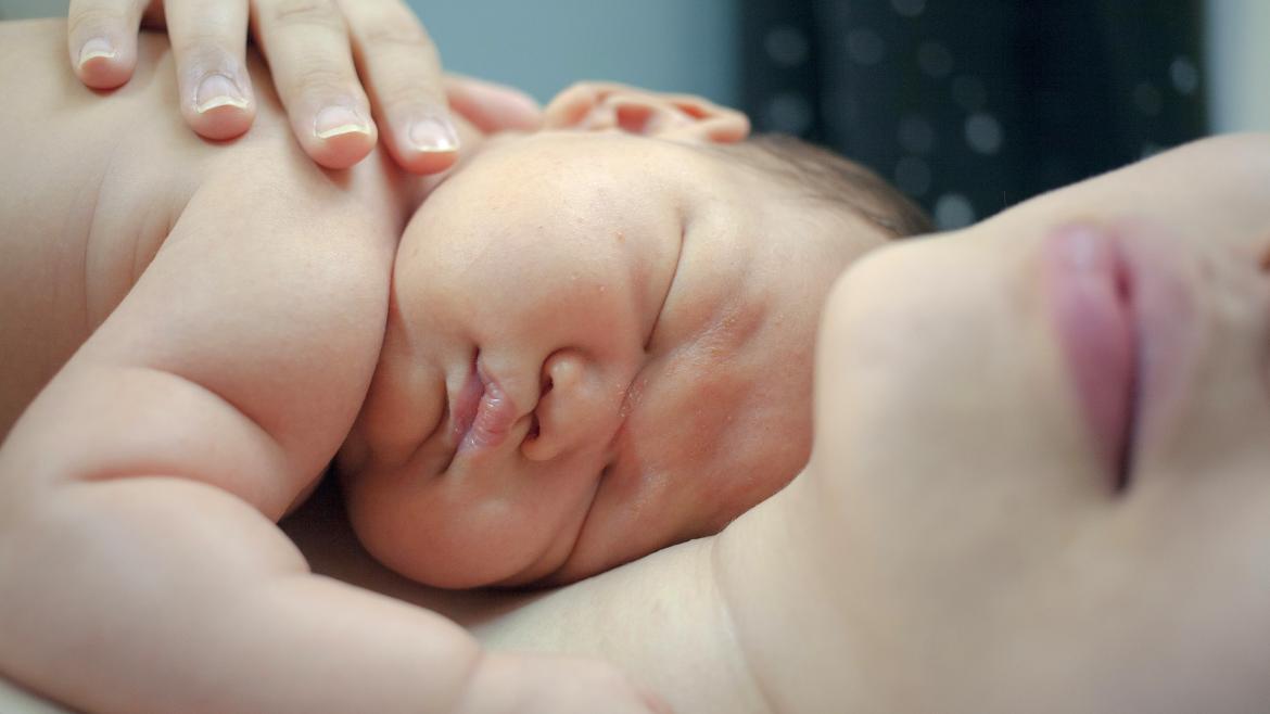 Un bebe sobre el pecho de su madre