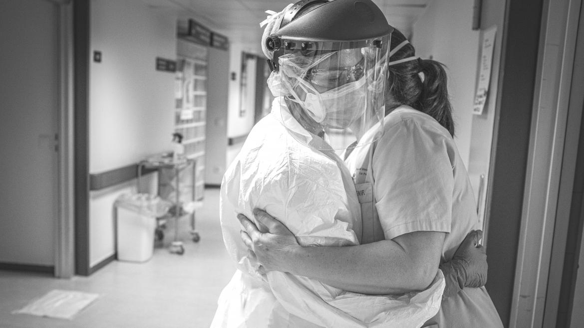 Dos profesionales sanitarios se abrazan