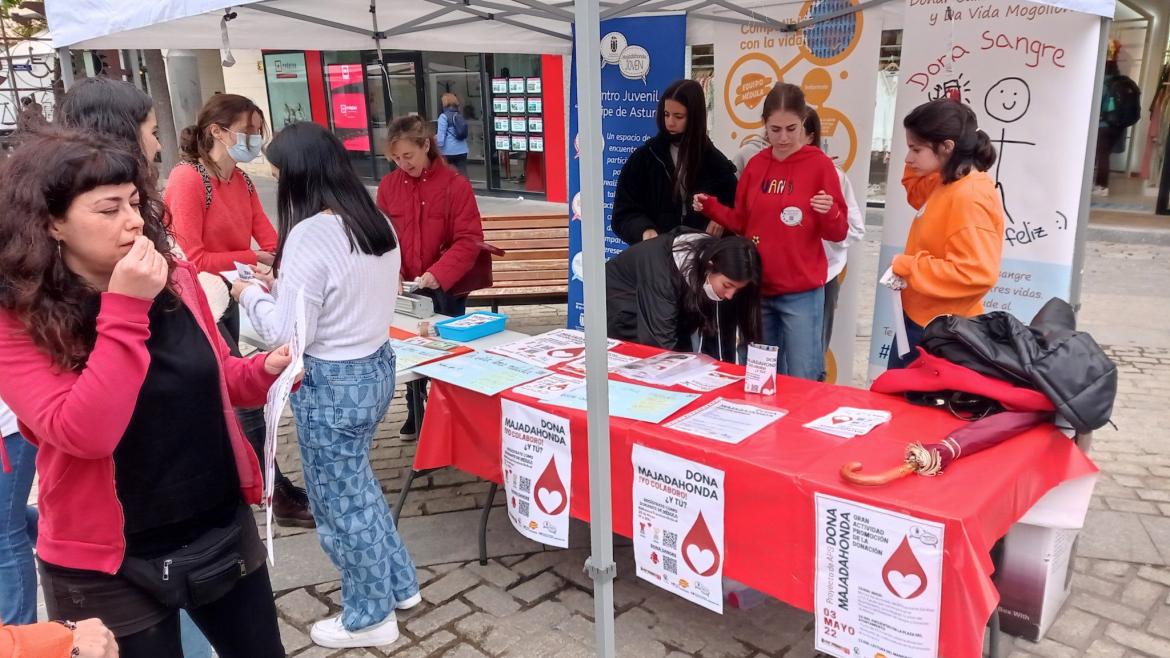 grupo de alumnos en un stand informativo