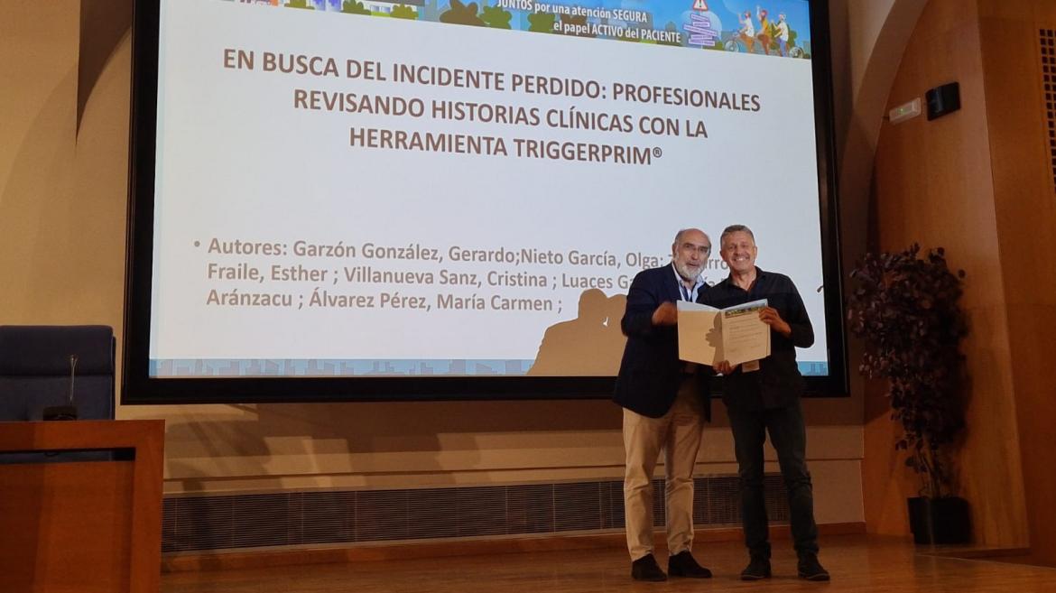 Gerardo Garzón recibe el premio de manos de Alberto Pardo