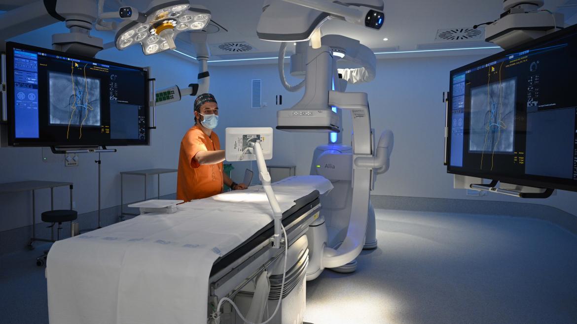 Profesional del Hospital Gregorio Marañón en un quirófano de alta tecnología