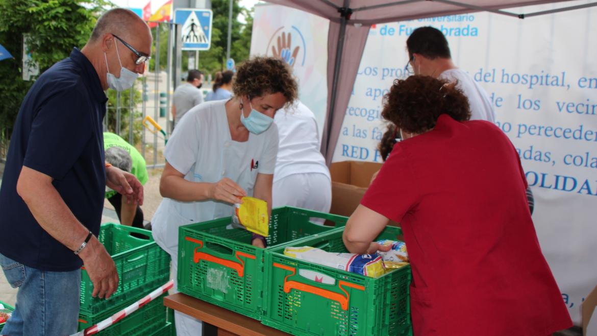 Profesionales del Hospital Universitario de Fuenlabrada llevan a cabo una campaña de recogida de alimentos