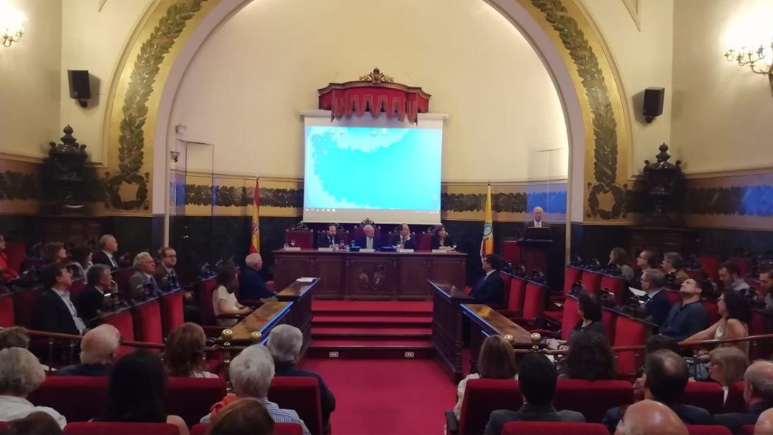 Salón de actos de la Real Academia de Medicina con los asistentes a la presentación de la nueva revista de Salud Púbica