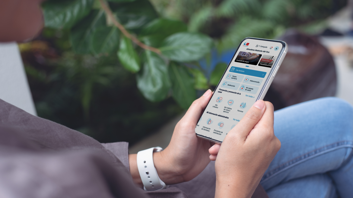 Imagen de una persona consultando su Tarjeta Sanitaria Virtual en un dispositivo móvil