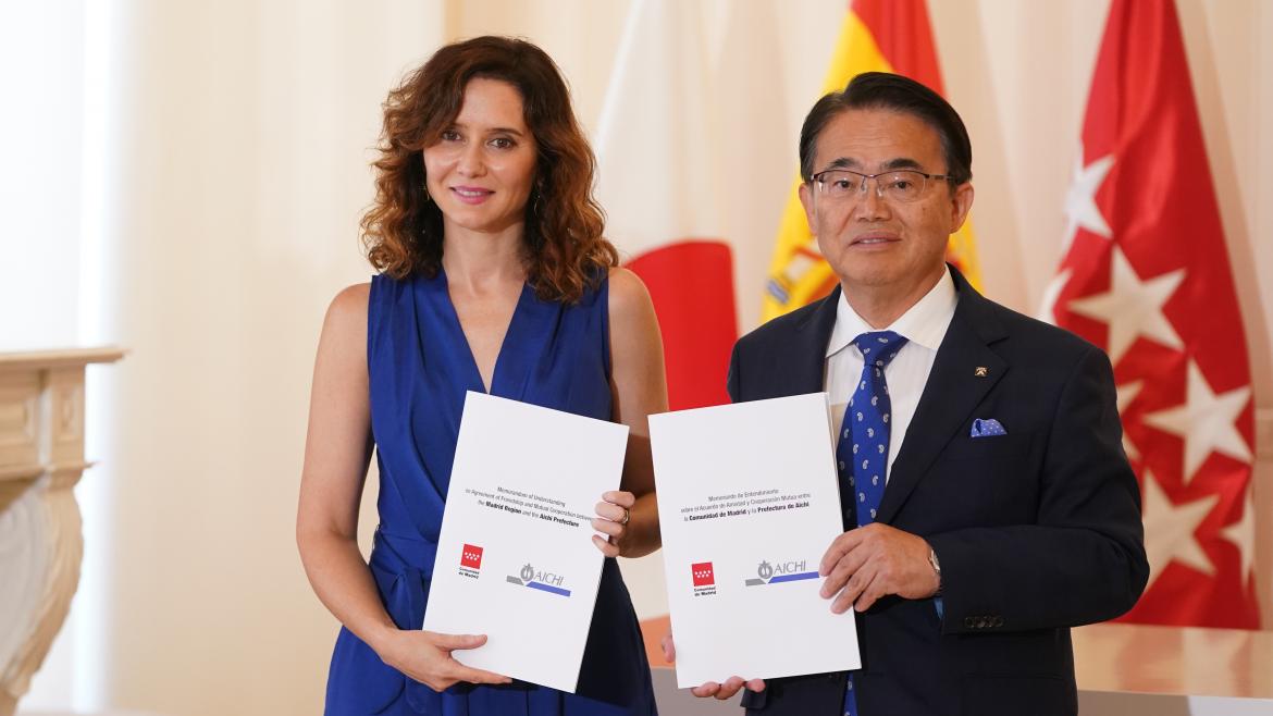 La presidenta Isabel Díaz Ayuso junto al gobernador de la Prefectura de Aichi, Hideaki Ohmura