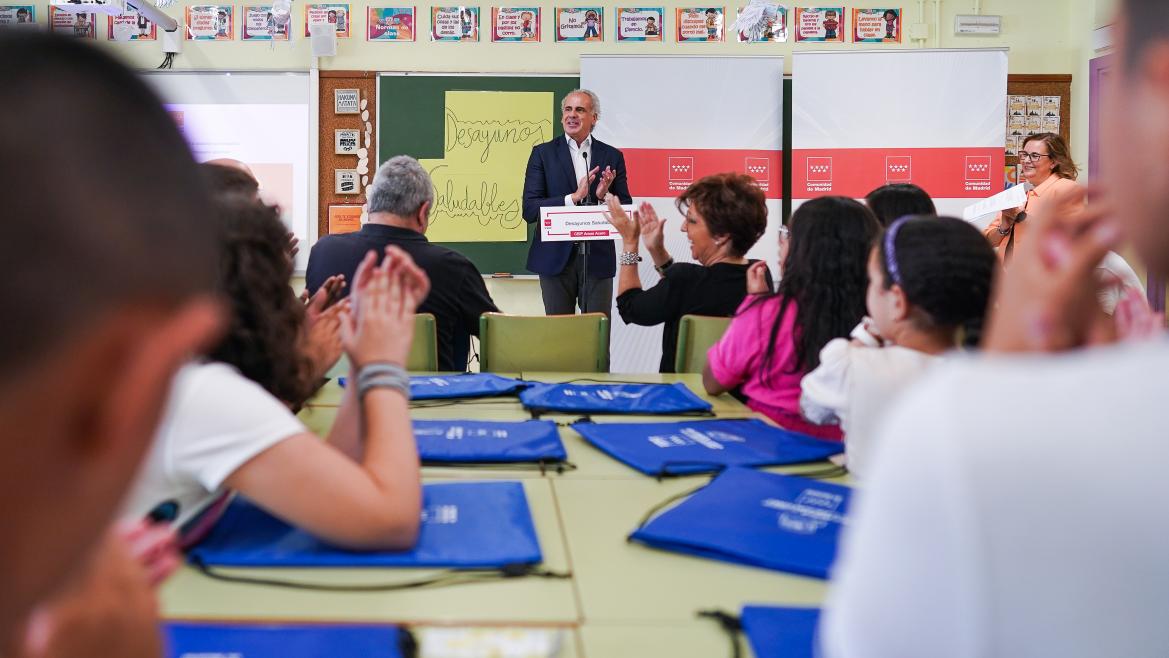 El consejero en funciones visita una escuela