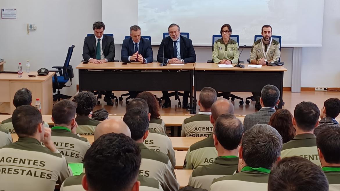 El consejero Enrique López reunido con los agentes 