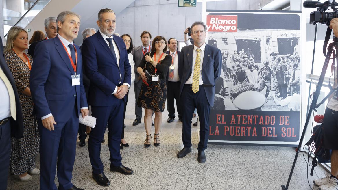 El consejero Enrique López a su llegada a la inauguración del acto