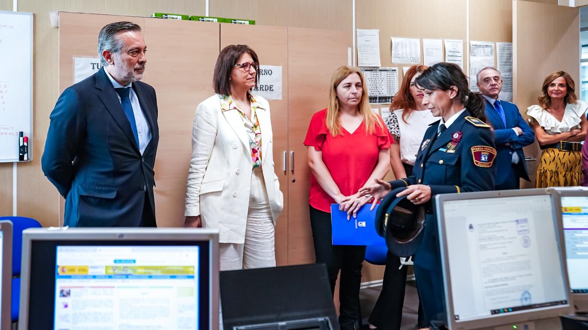 El consejero de Justicia, Enrique López, conversa con los efectivos que trabajan en estas dependencias