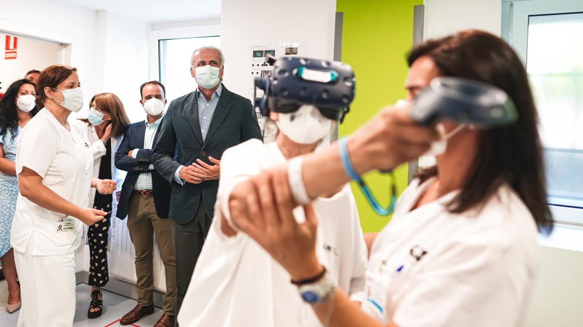 El consejero Enrique Ruiz viendo cómo funciona uno de los robots