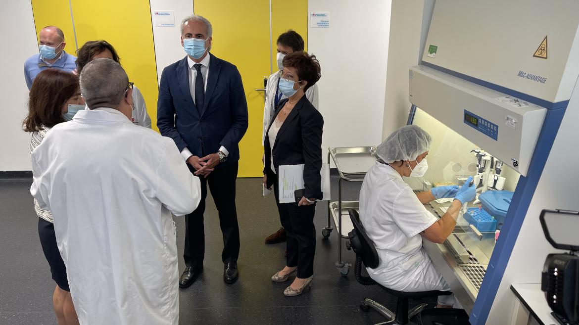 El consejero Enrique Ruiz durante su visita al hospital