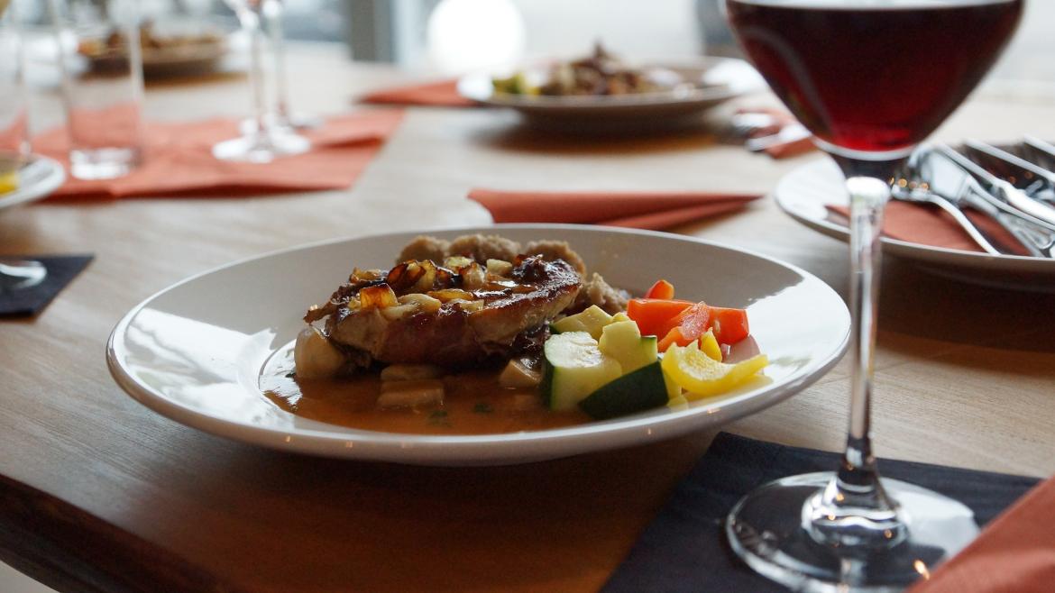 Plato de comida con copa de vino