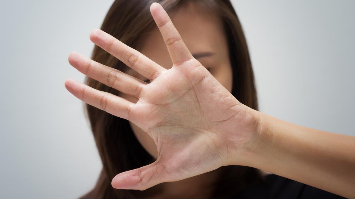 Una mujer con la mano abierta y extendida 