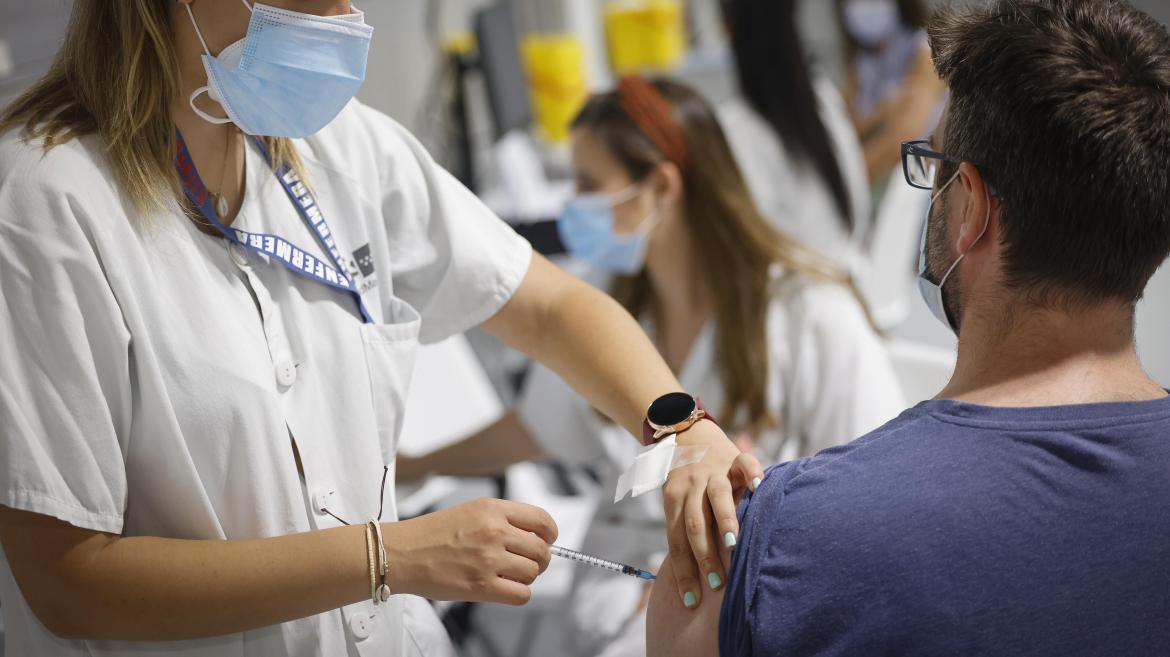 Enfermera poniendo una vacuna en el brazo 