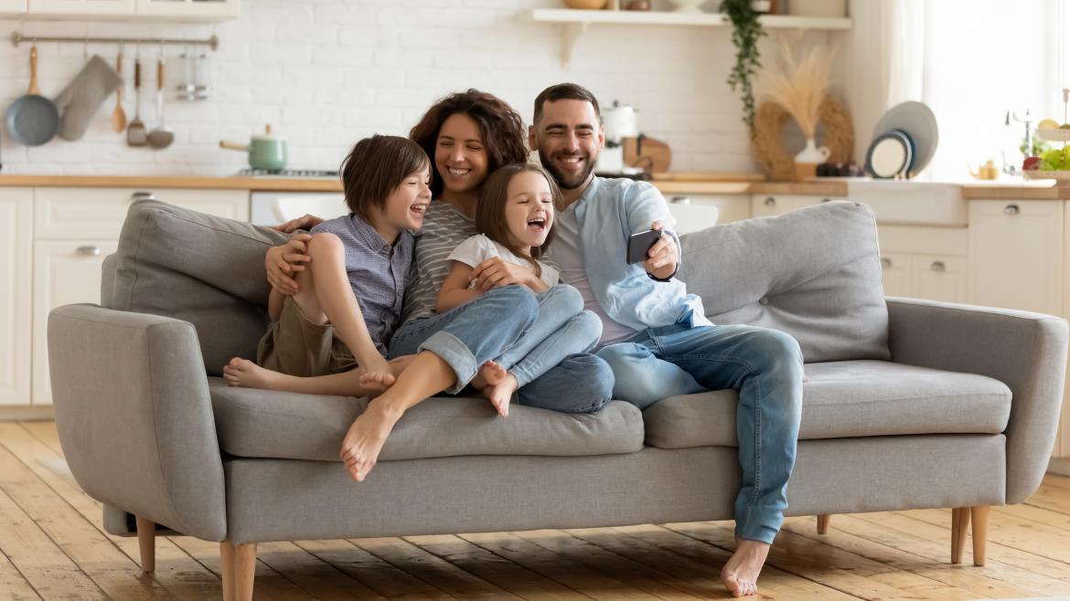 Familia en un sofá riéndose