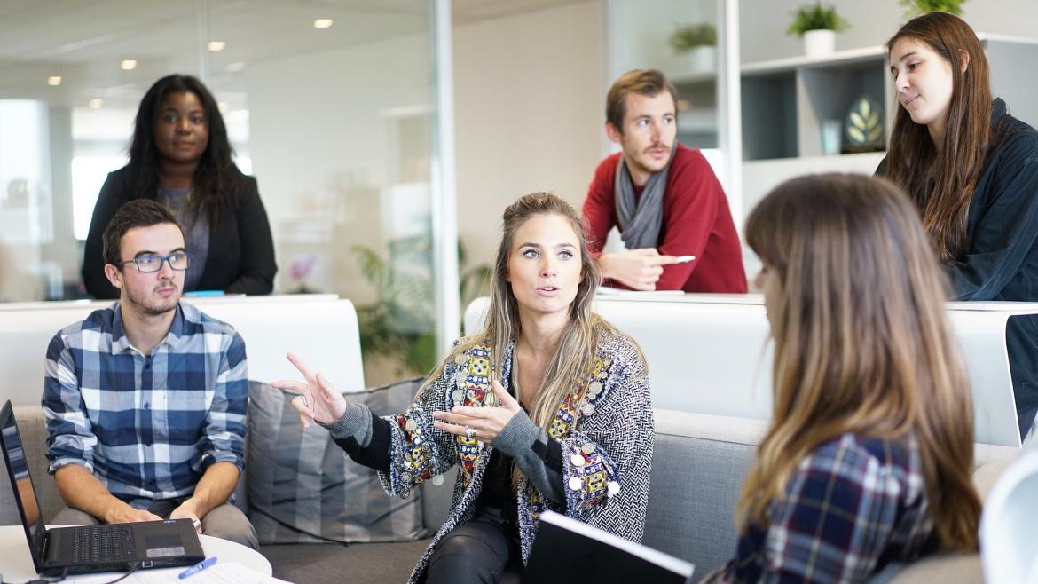 Grupo de personas conversando