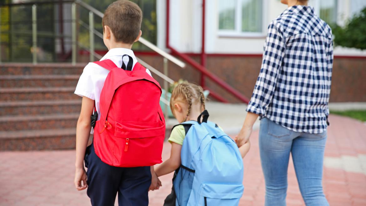 Niños yendo al colegio