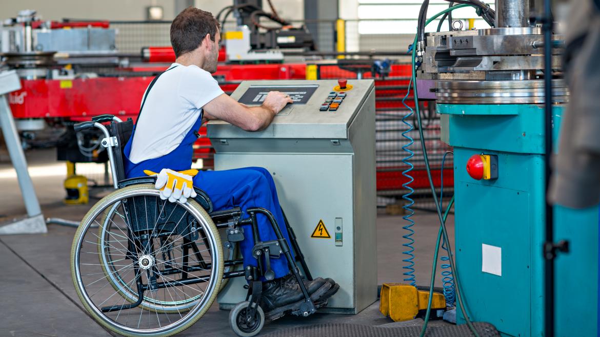Trabajador discapacitado en silla de ruedas