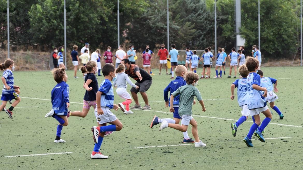 Niños jugando al rugby