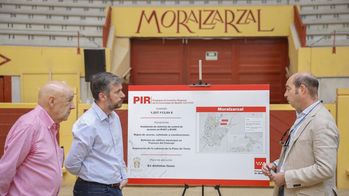 Miguel Ángel García Martín durante su visita a la de la Plaza de Toros de Moralzarzal y su nueva cubierta retráctil