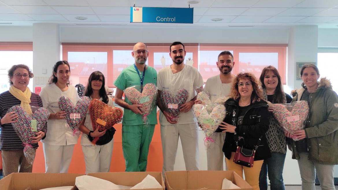 Imagen del artículo El Hospital Universitario de Fuenlabrada recibe almohadas solidarias para pacientes con cáncer de mama