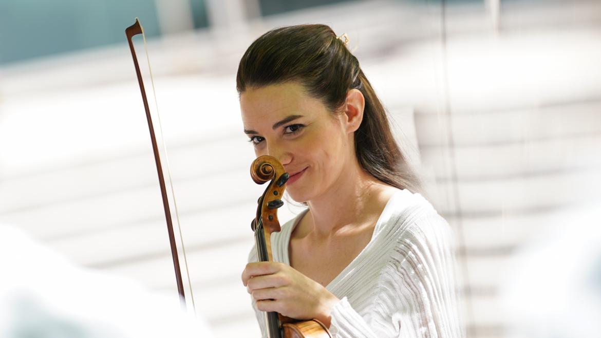 Mujer tocando el violín