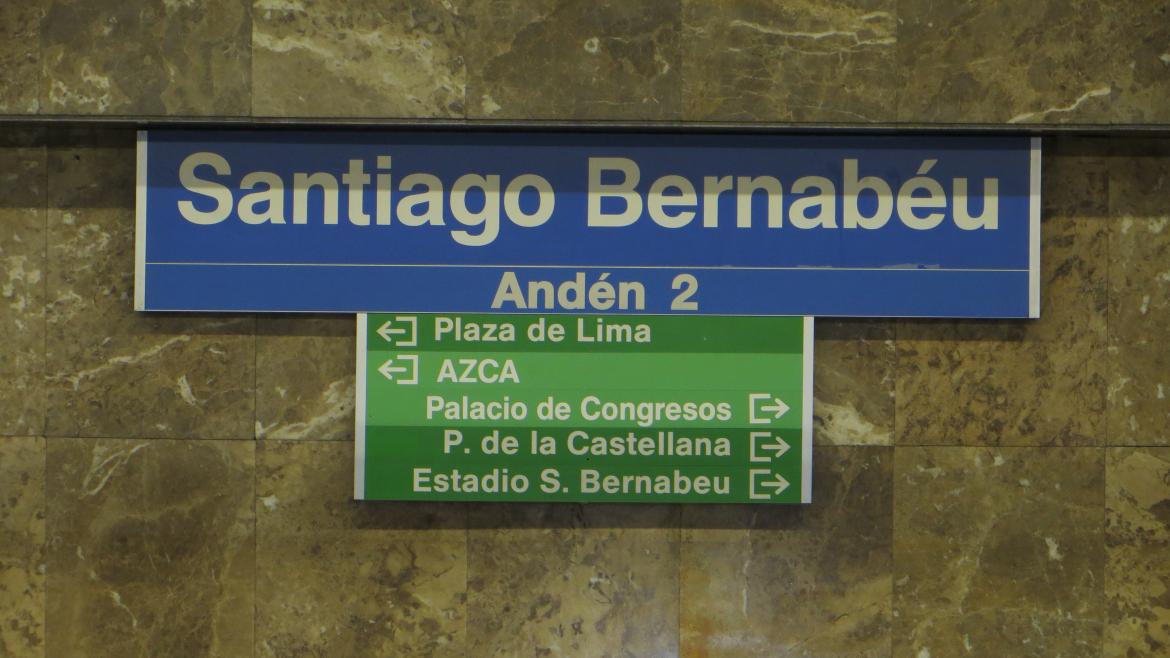 Imagen del artículo La Comunidad de Madrid agota en media hora la antigua señalética de la estación Santiago Bernabéu tras ponerla a la venta en la tienda online de Metro