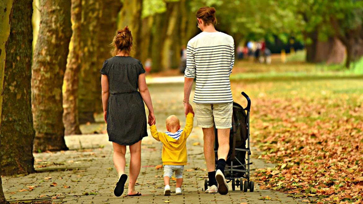 Familia paseando de espaldas