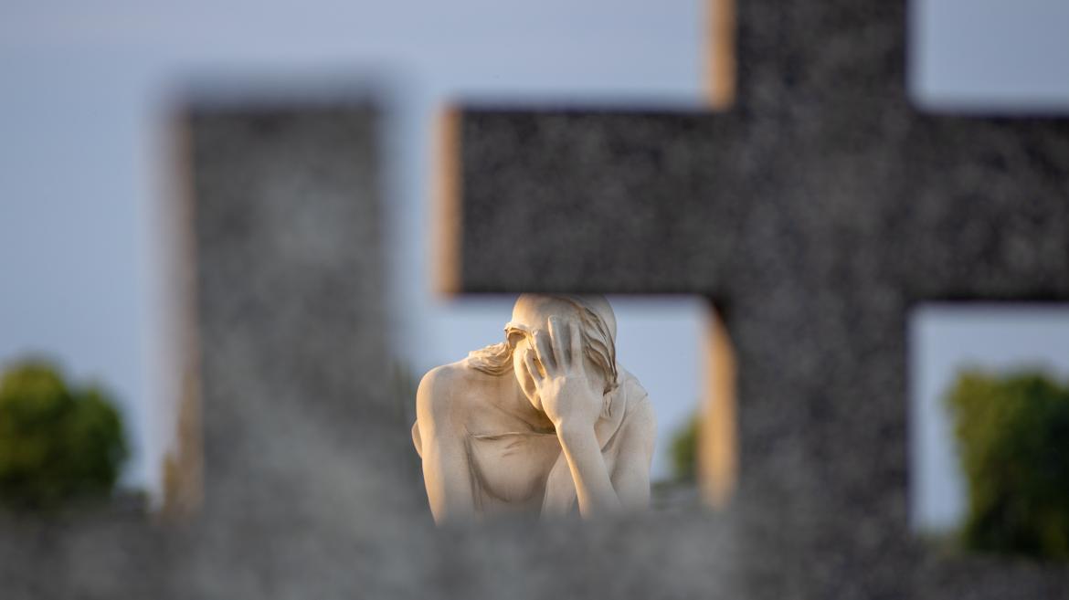 Escultura de mujer en un cementerio