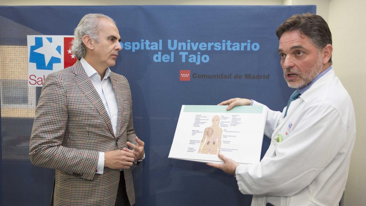 Enrique Ruiz Escudero en el Hospital Universitario del Tajo
