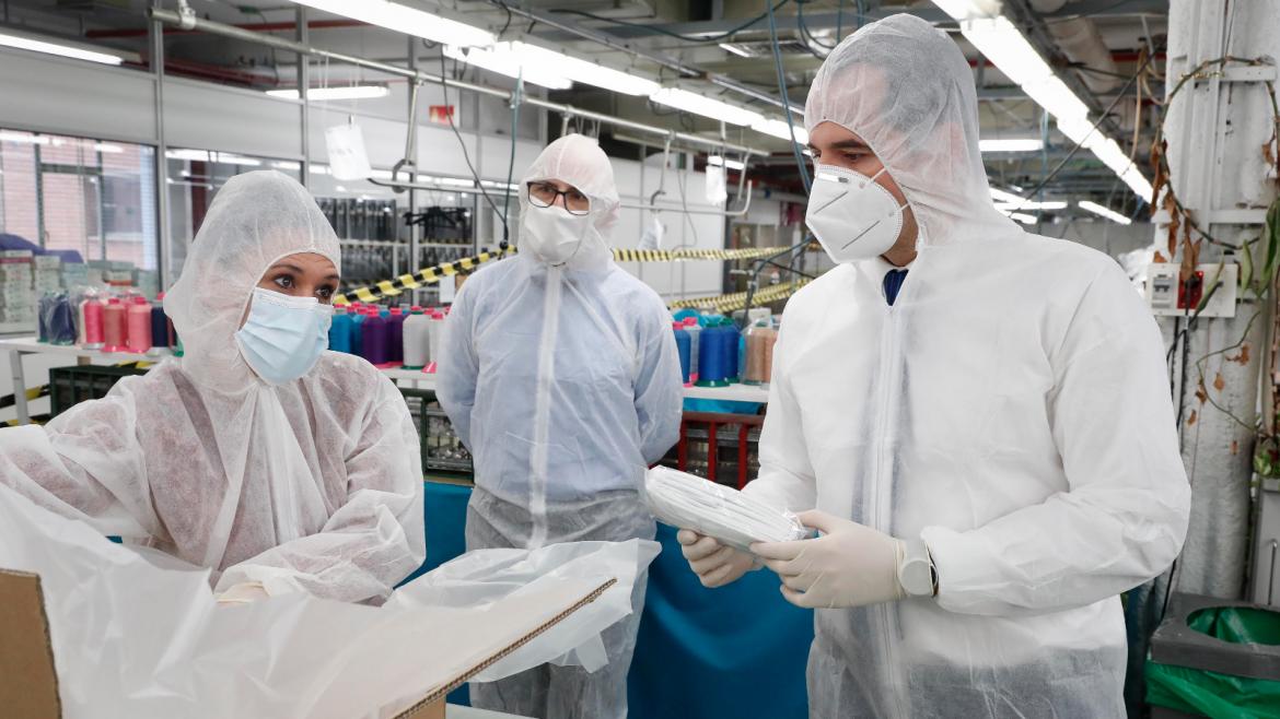 Ignacio Aguado durante su visita a una fábrica de mascarillas