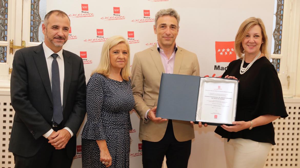 El viceconsejero de Economía y Competitividad, Javier Ruiz, haciendo entrega de la placa acreditativa de este certificado a la presidenta del Colegio