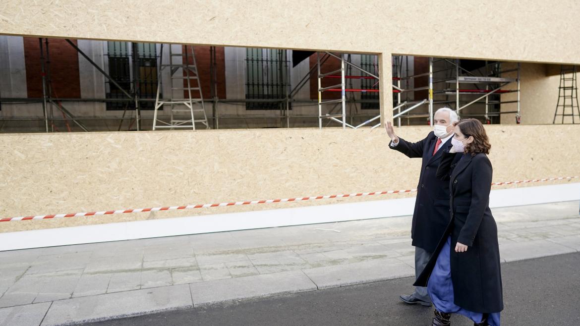 Díaz Ayuso visita el montaje del tradicional Belén de la Puerta del Sol, ubicado este año en el exterior de la Real Casa de Correos