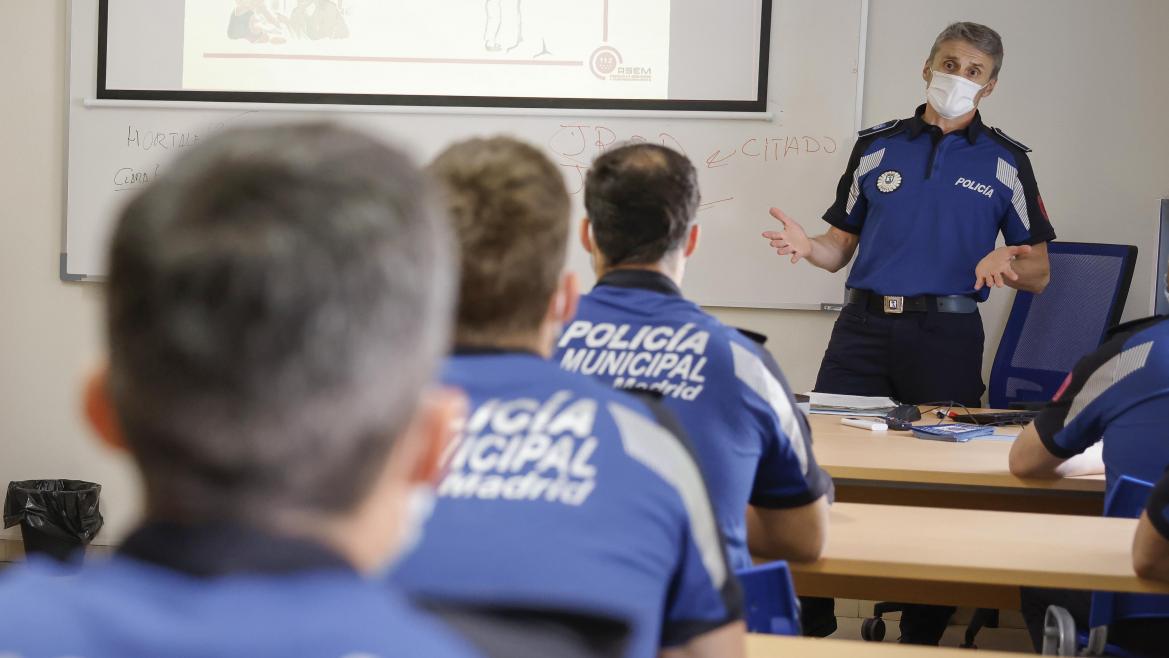 Enrique López visita los cursos de formación de la Comunidad de Madrid para Policías Locales