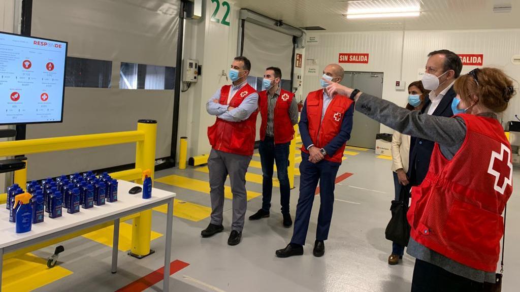 Alberto Reyero durante su visita a un hangar de Cruz Roja