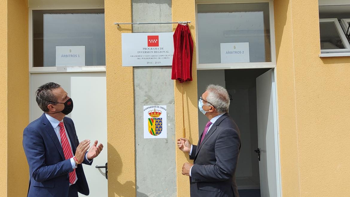 Carlos Izquierdo durante su visita a Cobeña