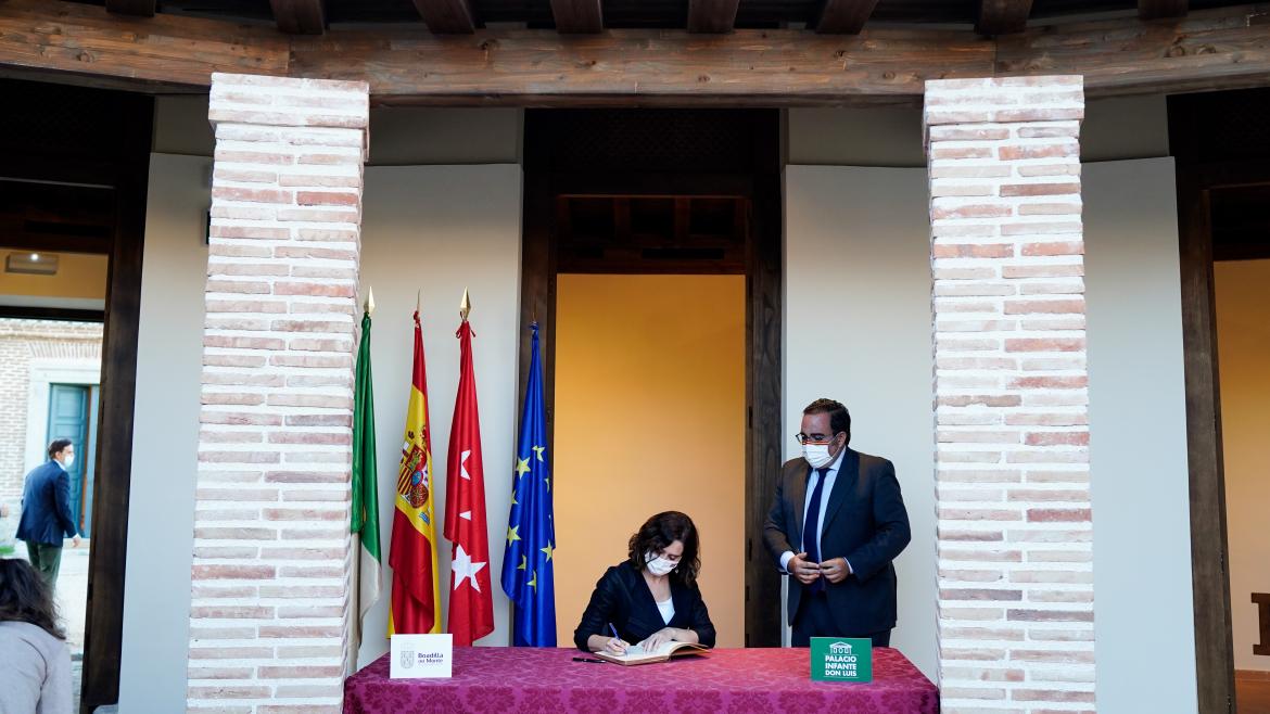 La presidenta firmando en el libro de visitas del municipio junto con el alcalde de la localidad