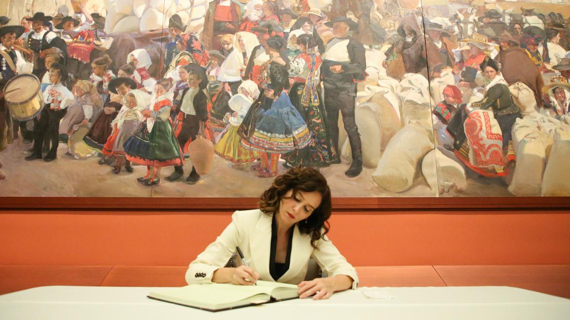 La presidenta firmando en el libro de visitas de la Hispanic Society