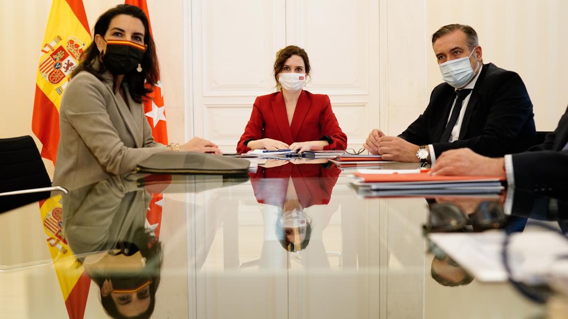 La presidenta junto a la portavoz del grupo VOX en la Asamblea de Madrid