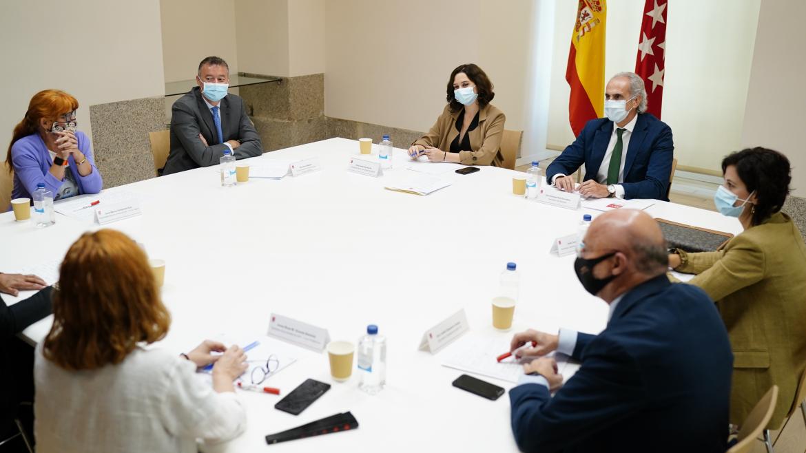 Mesa reunión consejero presidenta banderas españa sindicatos