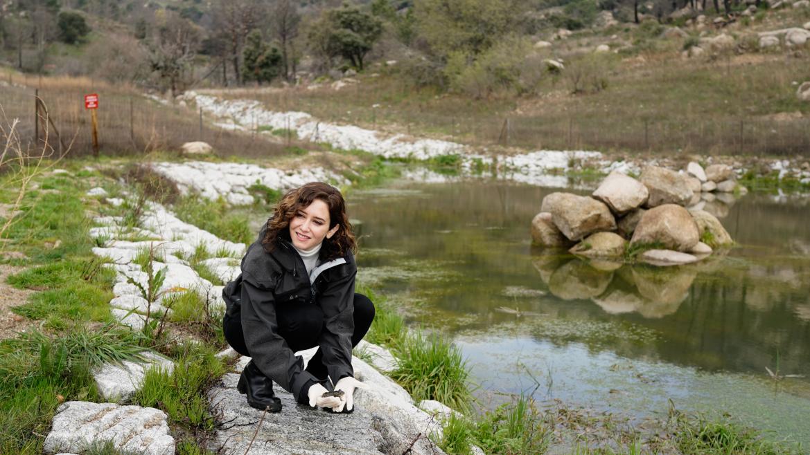 Isabel Díaz Ayuso durante su visita a la antigua presa de La Alberca