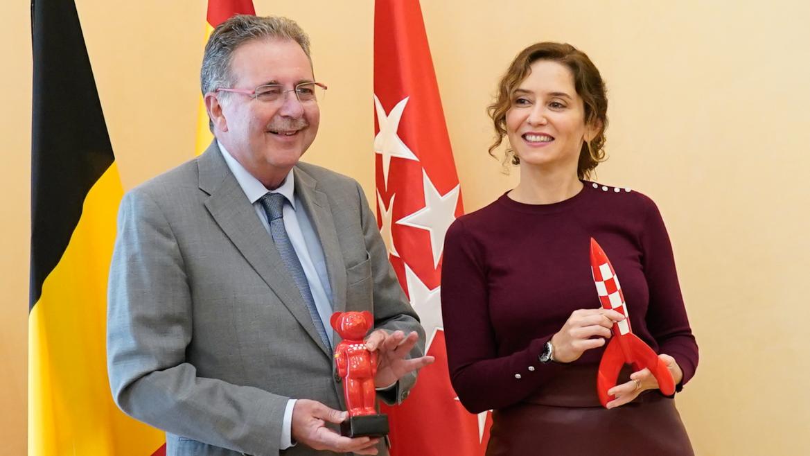 La presidenta saludando a el ministro presidente de la Región de Bruselas