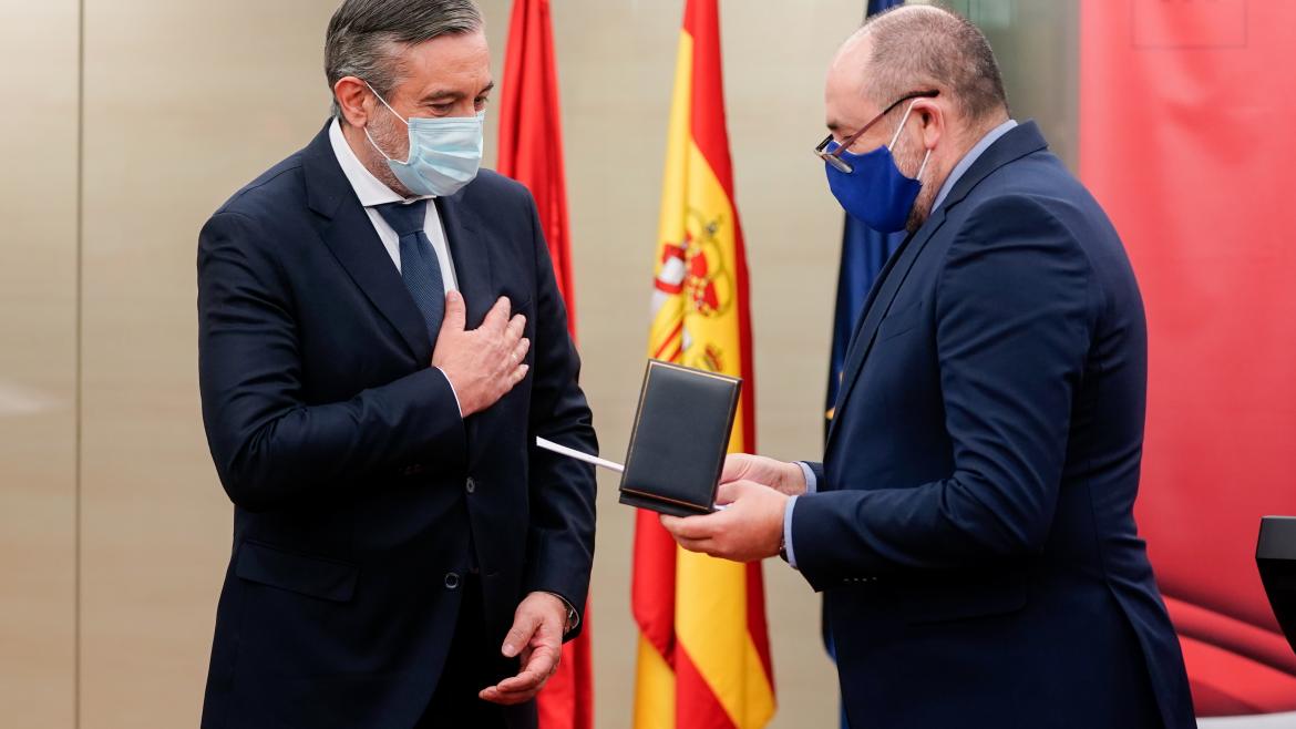 Enrique López recogiendo premio