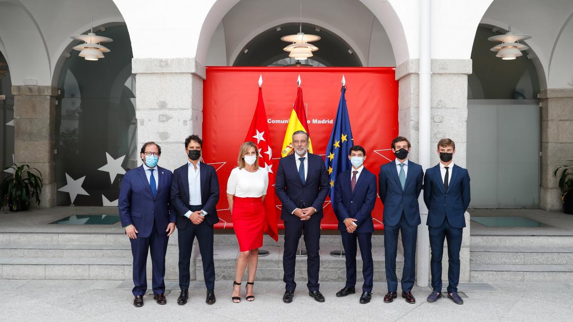 Foto de familia del acto de la recepción de los finalistas del circuito de novilladas detrás banderas de España, Comunidad de Madrid y Europa