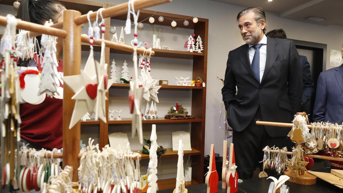 Enrique López durante la inauguración del mercadillo navideño de la Fundación Profesor Uría