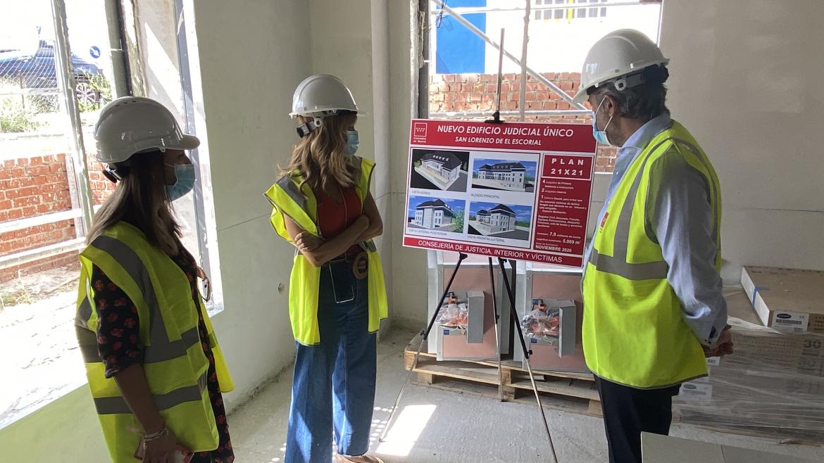 Enrique López durante su visita a las obras de la sede judicial de San Lorenzo de El Escorial