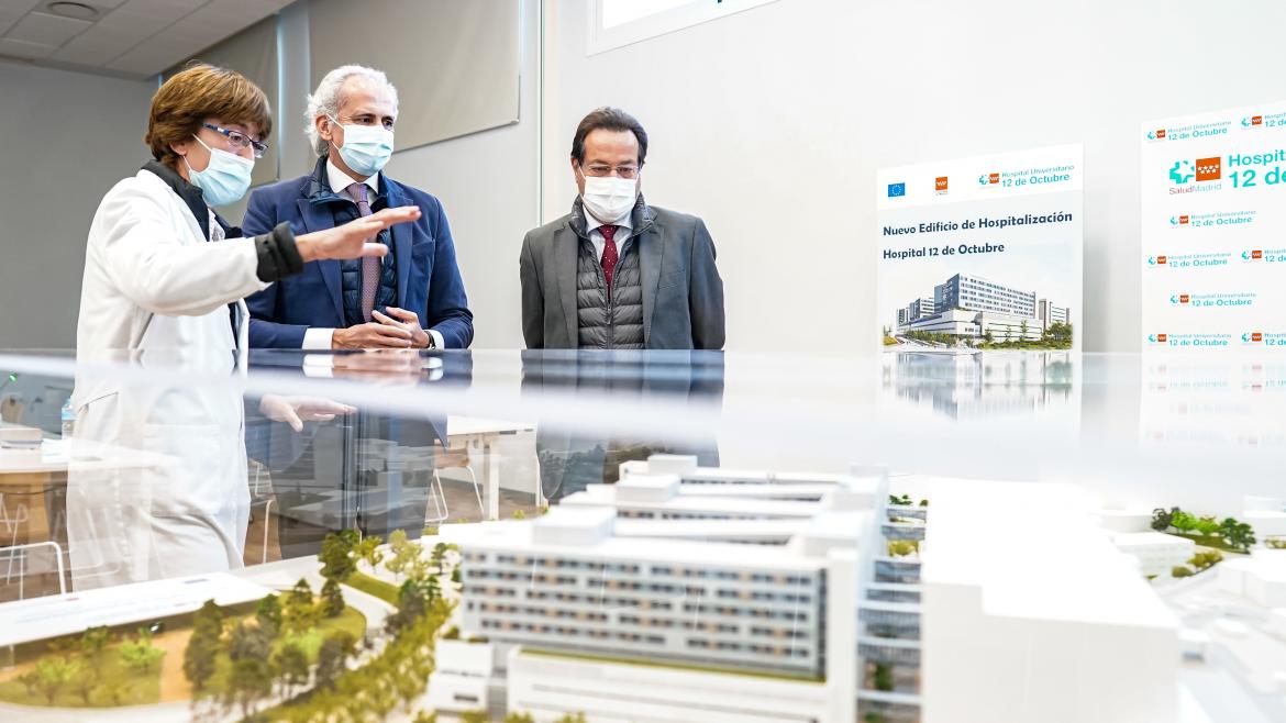 El consejero mirando la maqueta de lo que será el hospital con la reforma realizada