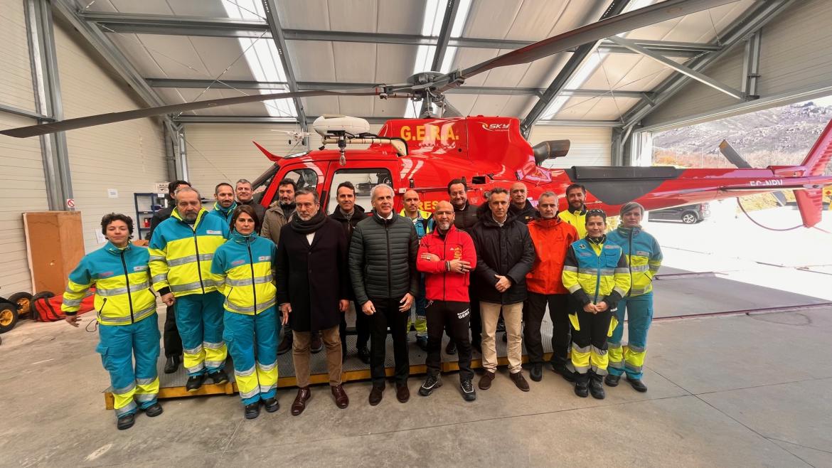 Foto de los consejeros con personal del Parque de Bomberos